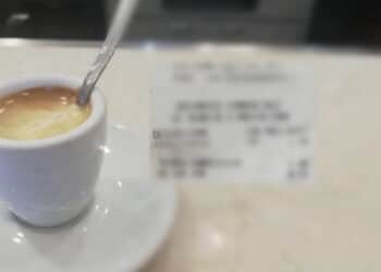 Cagliari, il caffè a 2 euro spaventa i clienti: “Se così sarà, terminerò di consumarlo al bar”