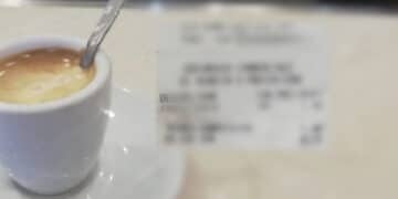 Cagliari, il caffè a 2 euro spaventa i clienti: “Se così sarà, terminerò di consumarlo al bar”