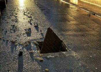 Sestu, “grave pericolo e problema igienico-sanitario”: in via Amsterdam tombino scoperchiato e liquami ed escrementi in mezzo alla carreggiata