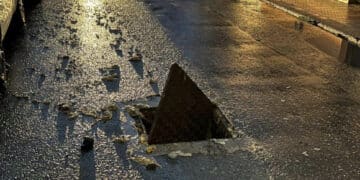 Sestu, “grave pericolo e problema igienico-sanitario”: in via Amsterdam tombino scoperchiato e liquami ed escrementi in mezzo alla carreggiata