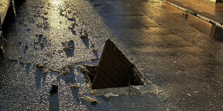 Sestu, “grave pericolo e problema igienico-sanitario”: in via Amsterdam tombino scoperchiato e liquami ed escrementi in mezzo alla carreggiata