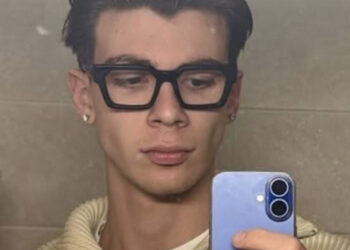 Si scontra con un’auto durante una consegna, morto un rider di 18 anni