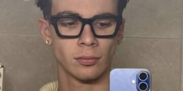 Si scontra con un’auto durante una consegna, morto un rider di 18 anni