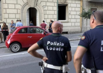 Marito e moglie uccidono con un complice un 62enne in possesso di un video intimo di lei: ma il filmato non si trova