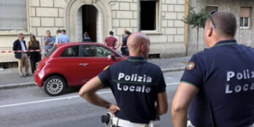 Marito e moglie uccidono con un complice un 62enne in possesso di un video intimo di lei: ma il filmato non si trova