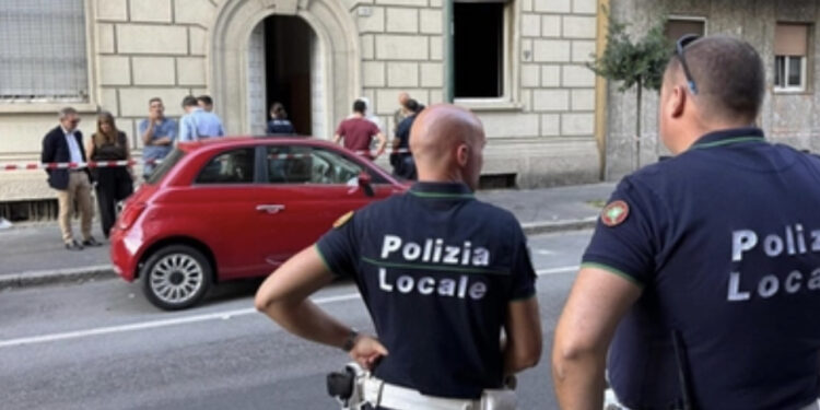 Marito e moglie uccidono con un complice un 62enne in possesso di un video intimo di lei: ma il filmato non si trova