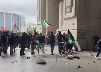 Assalto a Milano durante le manifestazioni pro Pal, 60 poliziotti feriti, Meloni: “Immagini indegne”