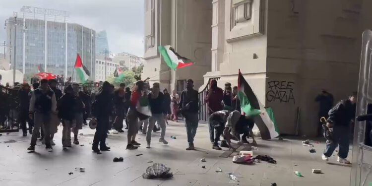 Assalto a Milano durante le manifestazioni pro Pal, 60 poliziotti feriti, Meloni: “Immagini indegne”