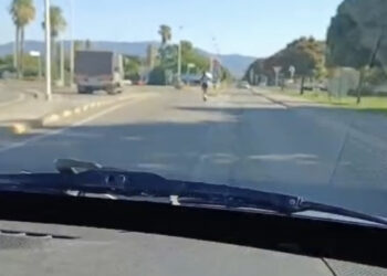 Follia monopattino a Pirri, in due senza casco sfrecciano a 70 all’ora (VIDEO)