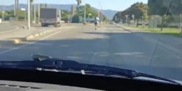 Follia monopattino a Pirri, in due senza casco sfrecciano a 70 all’ora (VIDEO)