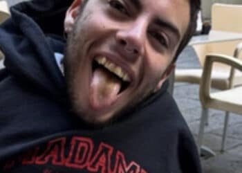 La determinazione del dj Nicholas Deplano, nato senza braccia ha preso la patente: “Un passepartout per una nuova vita”