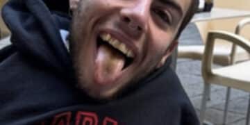 La determinazione del dj Nicholas Deplano, nato senza braccia ha preso la patente: “Un passepartout per una nuova vita”