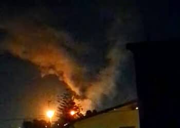 Sarroch, notte di fumo e fiamme dal polo industriale e il Comune chiede spiegazioni: “È inaccettabile”