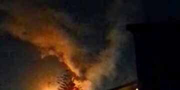Sarroch, notte di fumo e fiamme dal polo industriale e il Comune chiede spiegazioni: “È inaccettabile”