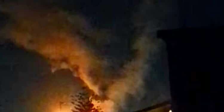 Sarroch, notte di fumo e fiamme dal polo industriale e il Comune chiede spiegazioni: “È inaccettabile”