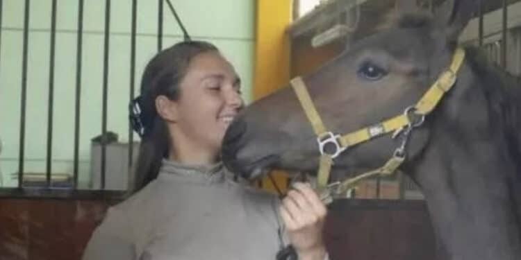 Istruttrice equestre cade da cavallo, Carola muore a 24 anni