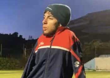 La storia di Nicholas Deplano, il dj di origini sarde nato senza braccia: “Il mio sogno è suonare al Sardegna Arena”