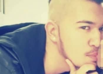 Non si ferma al posto di blocco dei carabinieri e si schianta contro un palo della luce, morto un 27enne