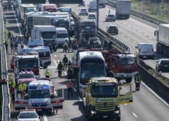 Pullman di turisti tamponato da un furgone sulla A1, morto un 40enne
