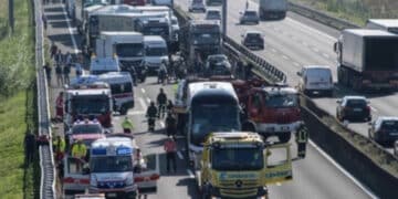 Pullman di turisti tamponato da un furgone sulla A1, morto un 40enne