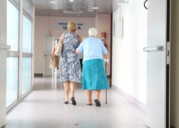 Non è un’isola per giovani: la Sardegna invecchia e i ragazzi vanno via, ora è vero allarme