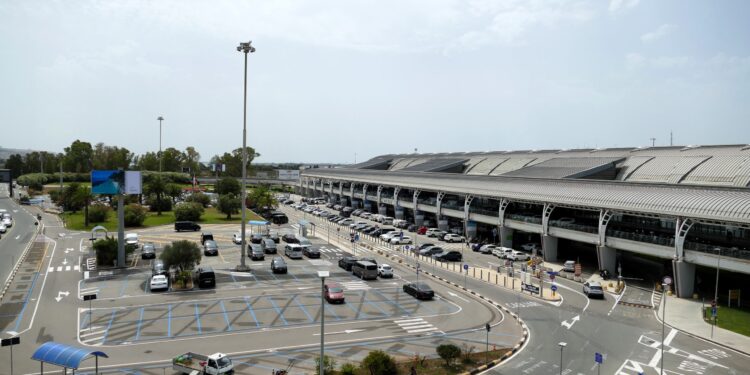 Caos parcheggi in aeroporto a Elmas: “Posti per disabili sempre occupati, adesso basta”