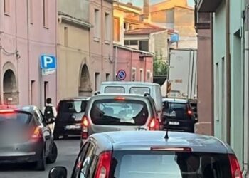 Camion incastrato a Serramanna, i parcheggi selvaggi ostruiscono il passaggio