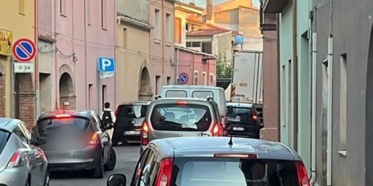 Camion incastrato a Serramanna, i parcheggi selvaggi ostruiscono il passaggio