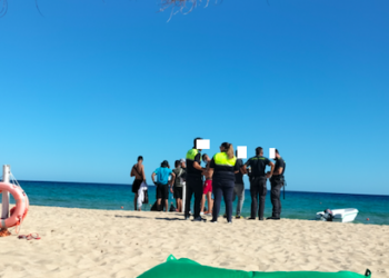 Clamoroso sbarco a Chia, sei algerini approdano davanti ai bagnanti nella spiaggia di Sa Colonia