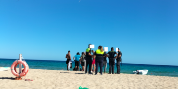 Clamoroso sbarco a Chia, sei algerini approdano davanti ai bagnanti nella spiaggia di Sa Colonia