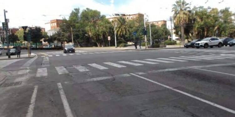 Cagliari, scontro tra scooter e auto in viale Ciusa: un ferito in codice rosso