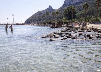 Un’ora di paura, bimba si perde al Poetto: mezza spiaggia si mobilita per cercarla