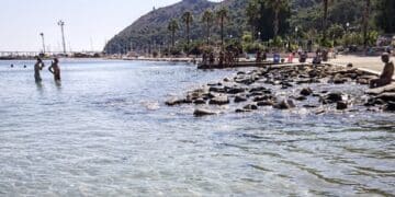 Un’ora di paura, bimba si perde al Poetto: mezza spiaggia si mobilita per cercarla