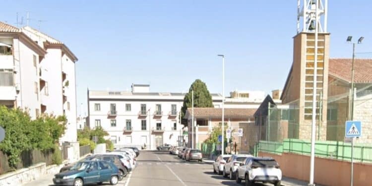 Cagliari, un uomo sorpreso a molestare un gruppo di ragazzine viene accerchiato e picchiato: indagano le forze dell’ordine