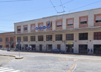 Cagliari, tentata rapina con coltello in piazza Matteotti: arrestato uno straniero, il complice in fuga