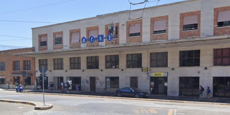 Cagliari, tentata rapina con coltello in piazza Matteotti: arrestato uno straniero, il complice in fuga