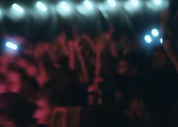 Simula sul palco un atto sessuale violento con una minore, bufera al festival alle Miniere di Serbariu