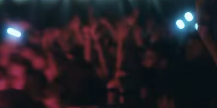 Simula sul palco un atto sessuale violento con una minore, bufera al festival alle Miniere di Serbariu