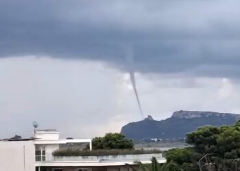Spettacolare tromba marina al Poetto: dietro la Sella del Diavolo ecco il vortice -VIDEO