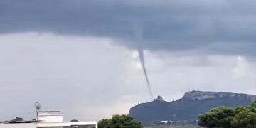 Spettacolare tromba marina al Poetto: dietro la Sella del Diavolo ecco il vortice -VIDEO