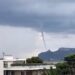 Spettacolare tromba marina al Poetto: dietro la Sella del Diavolo ecco il vortice -VIDEO