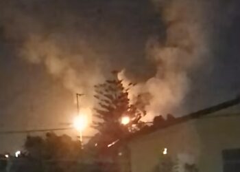 Sarroch, un’altra notte di fumo e fuco dalle torce del polo industriale: ennesima protesta dei residenti, “non si dorme”.