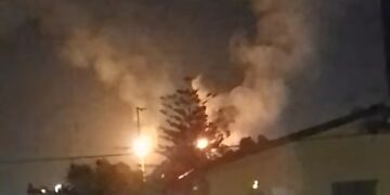 Sarroch, un’altra notte di fumo e fuco dalle torce del polo industriale: ennesima protesta dei residenti, “non si dorme”.