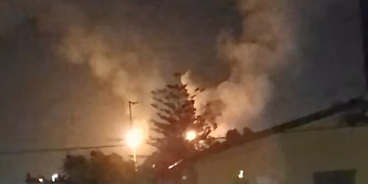 Sarroch, un’altra notte di fumo e fuco dalle torce del polo industriale: ennesima protesta dei residenti, “non si dorme”.