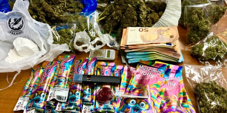 Cagliari, lecca-lecca dopati e svapo allucinogeni: arrestato un pusher