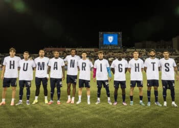 Cagliari, i rossoblù in campo con Paolo Fresu in difesa dei diritti umani