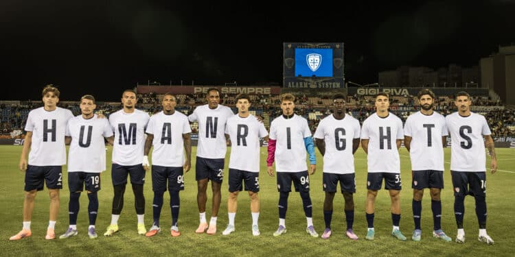 Cagliari, i rossoblù in campo con Paolo Fresu in difesa dei diritti umani