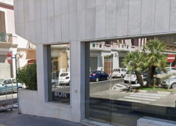 Intossicati con il tonno in pausa pranzo, chiuso Le Plus Bon in via Giolitti a Cagliari: è il locale dove hanno mangiato