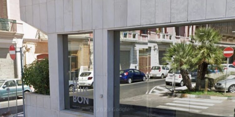 Intossicati con il tonno in pausa pranzo, chiuso Le Plus Bon in via Giolitti a Cagliari: è il locale dove hanno mangiato