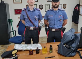 Paura a Guspini, con un maxi coltello in tasca ruba profumi e scappa: arrestato 23enne senegalese